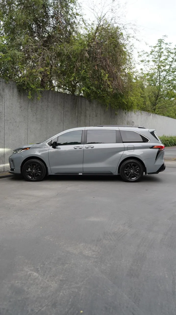 Toyota Sienna 2024 — foto 3 de 10