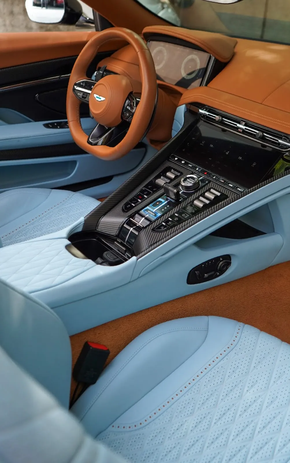 Aston Martin DB12 2025 — foto 13 de 15