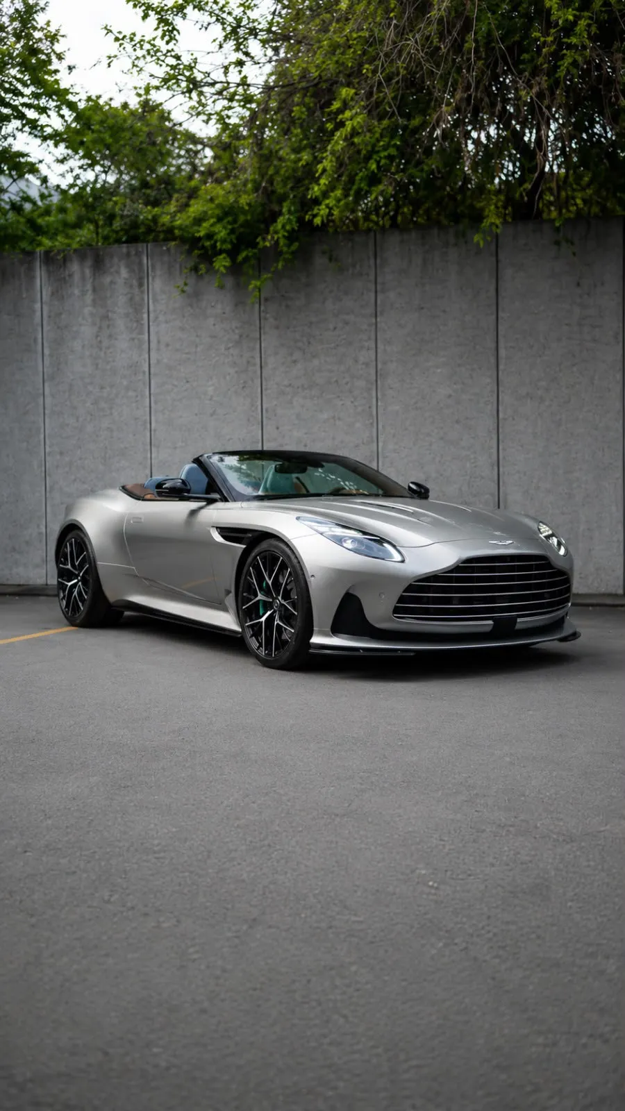 Aston Martin DB12 2025 — foto 1 de 15