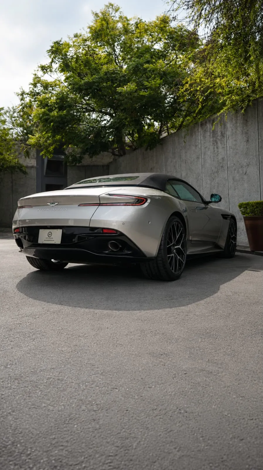 Aston Martin DB12 2025 — foto 8 de 15