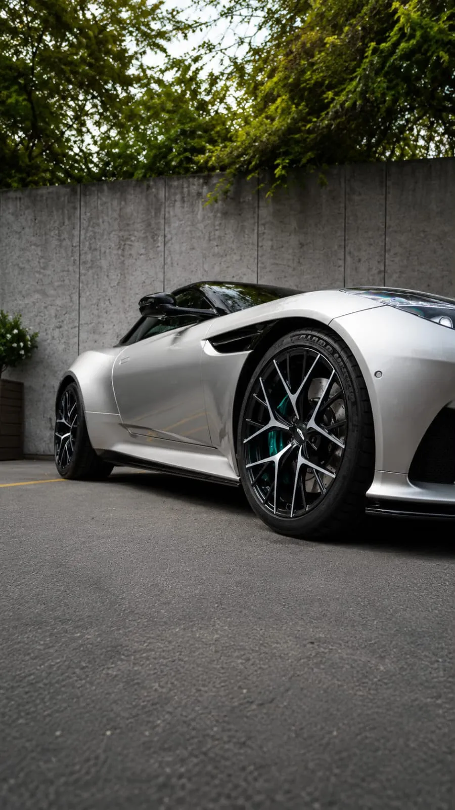 Aston Martin DB12 2025 — foto 4 de 15