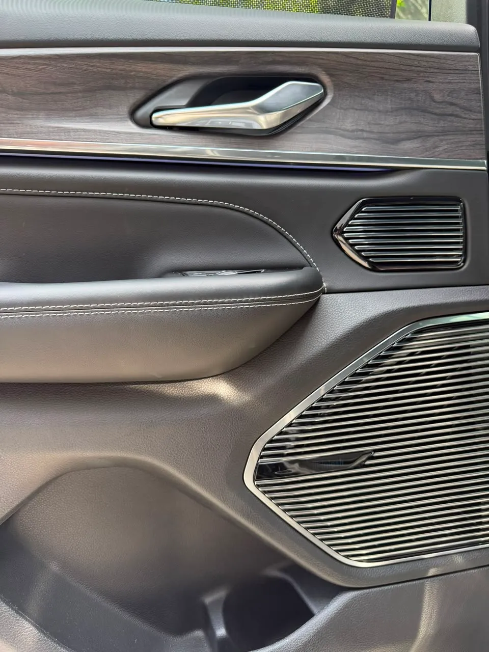 Jeep Grand Cherokee 2024 — foto 14 de 14