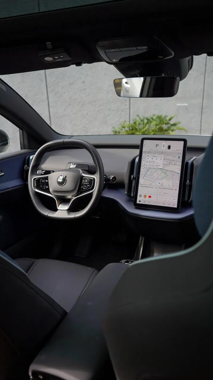 Volvo EX30 2025 — foto 8 de 9