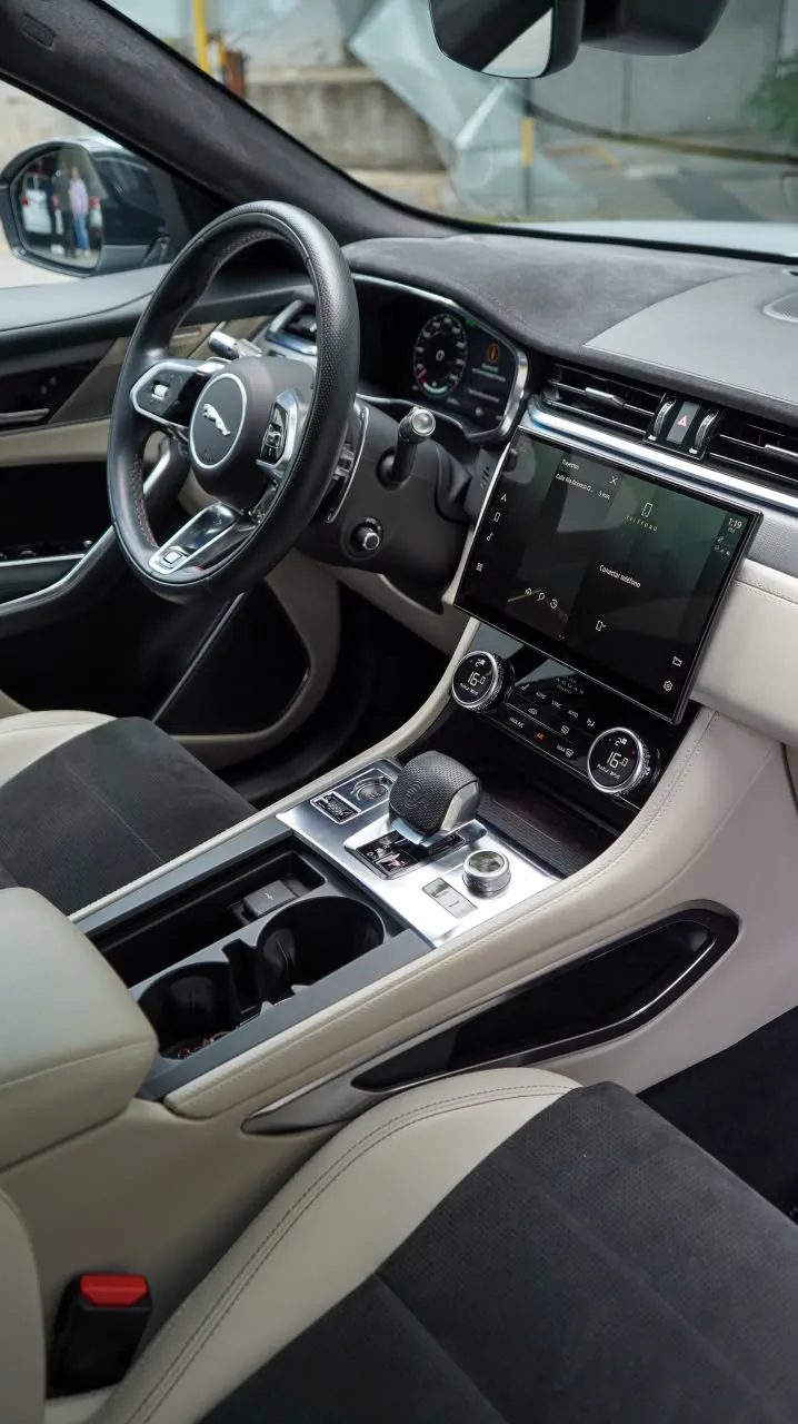 Jaguar F-PACE 2022 — foto 8 de 12