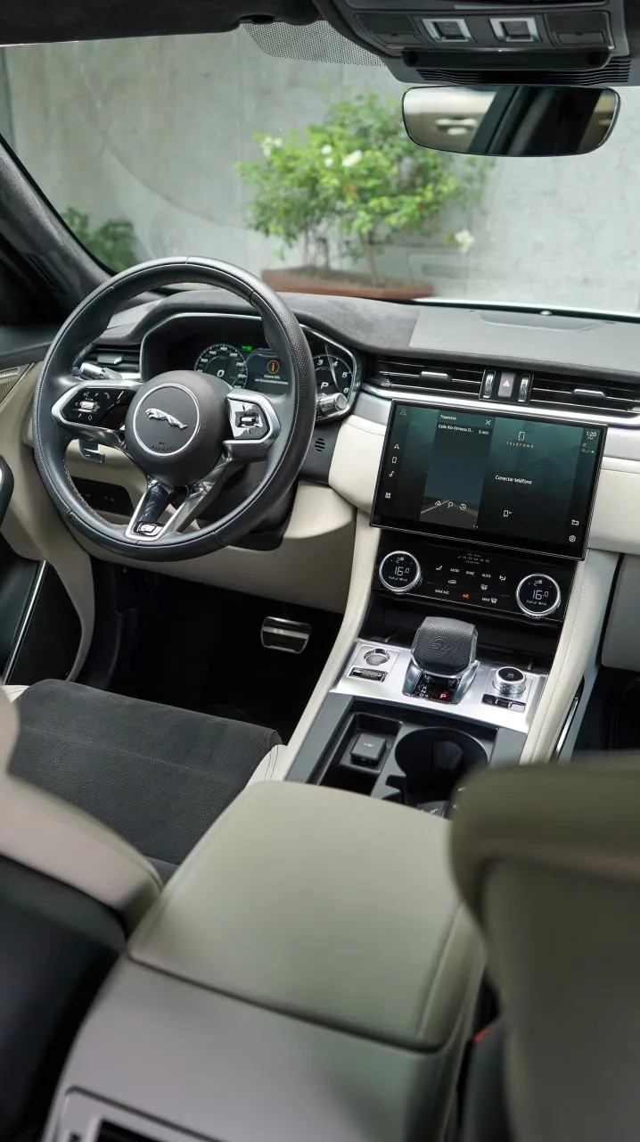 Jaguar F-PACE 2022 — foto 9 de 12