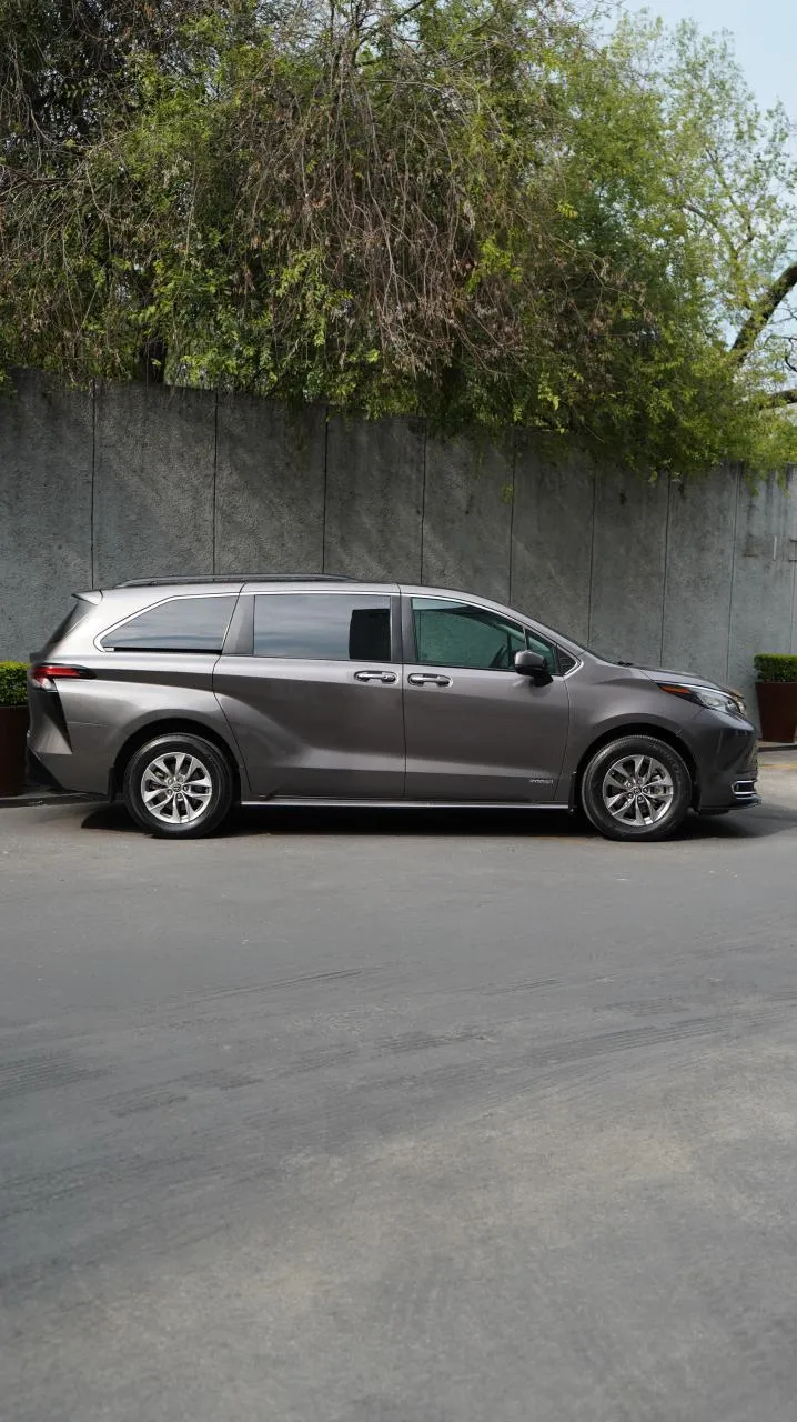 Toyota Sienna 2021 — foto 5 de 11