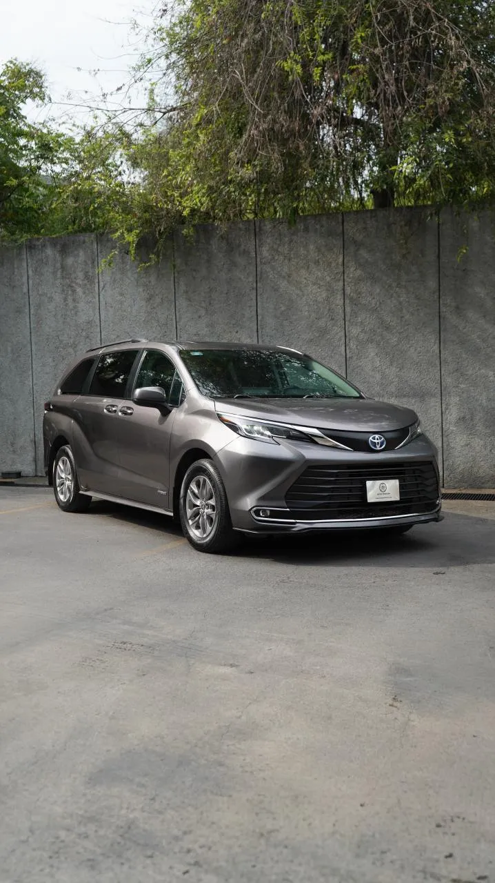 Toyota Sienna 2021 — foto 1 de 11
